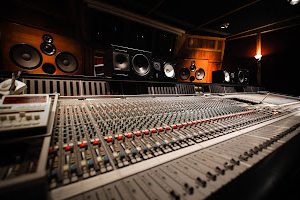 Console de mixage SSL et enceintes BOXER studio professionnel